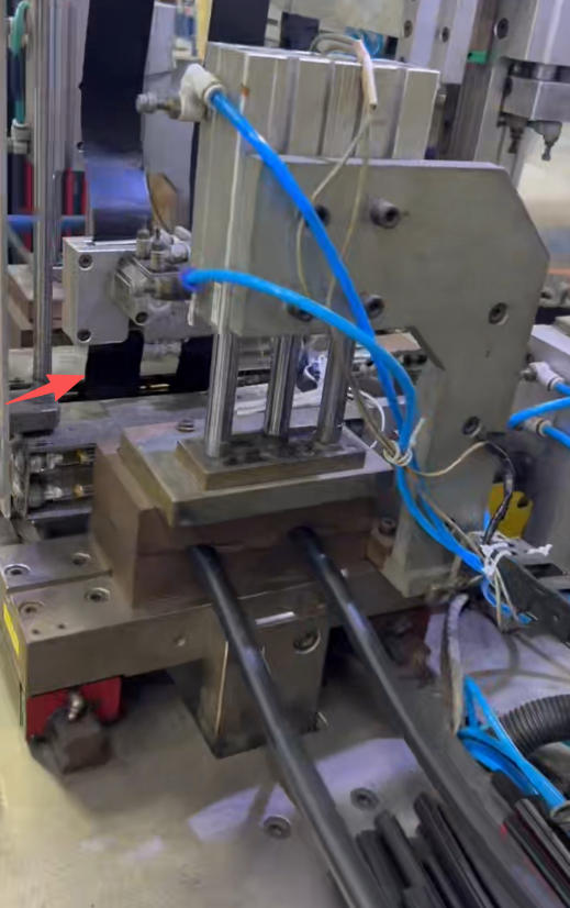 PE film is adopted to connect sealing strips and form a closed loop.